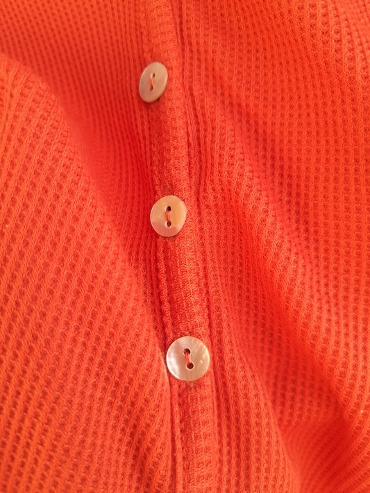 Chandail orangé à manches longues avec boutons
