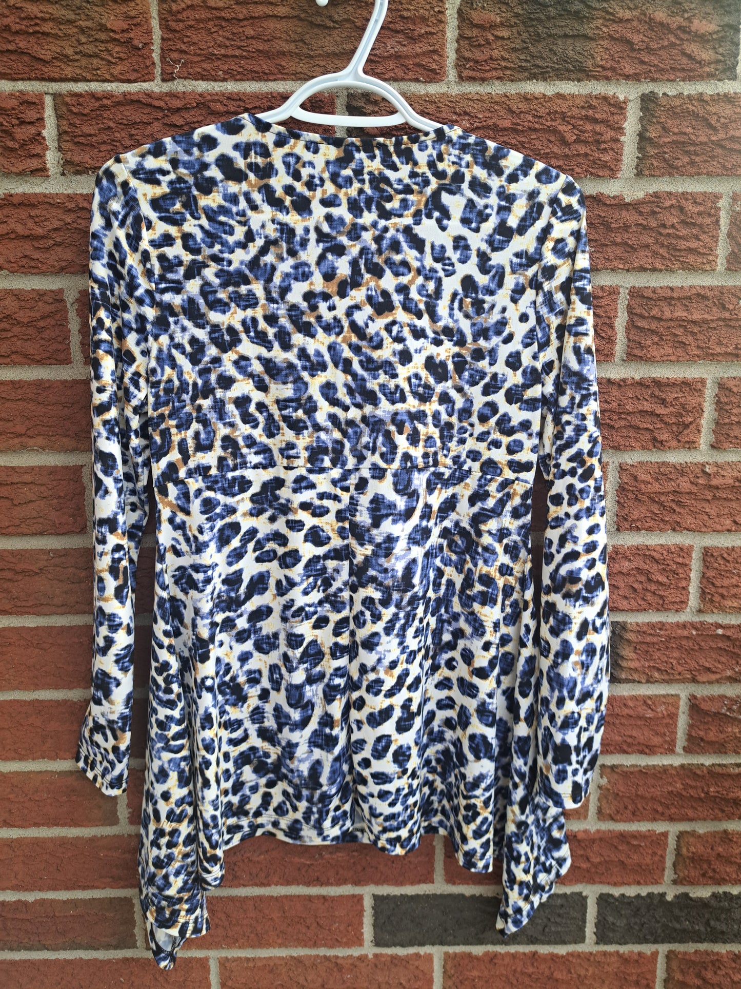 Chandail bleu et blanc motifs léopards manches longues