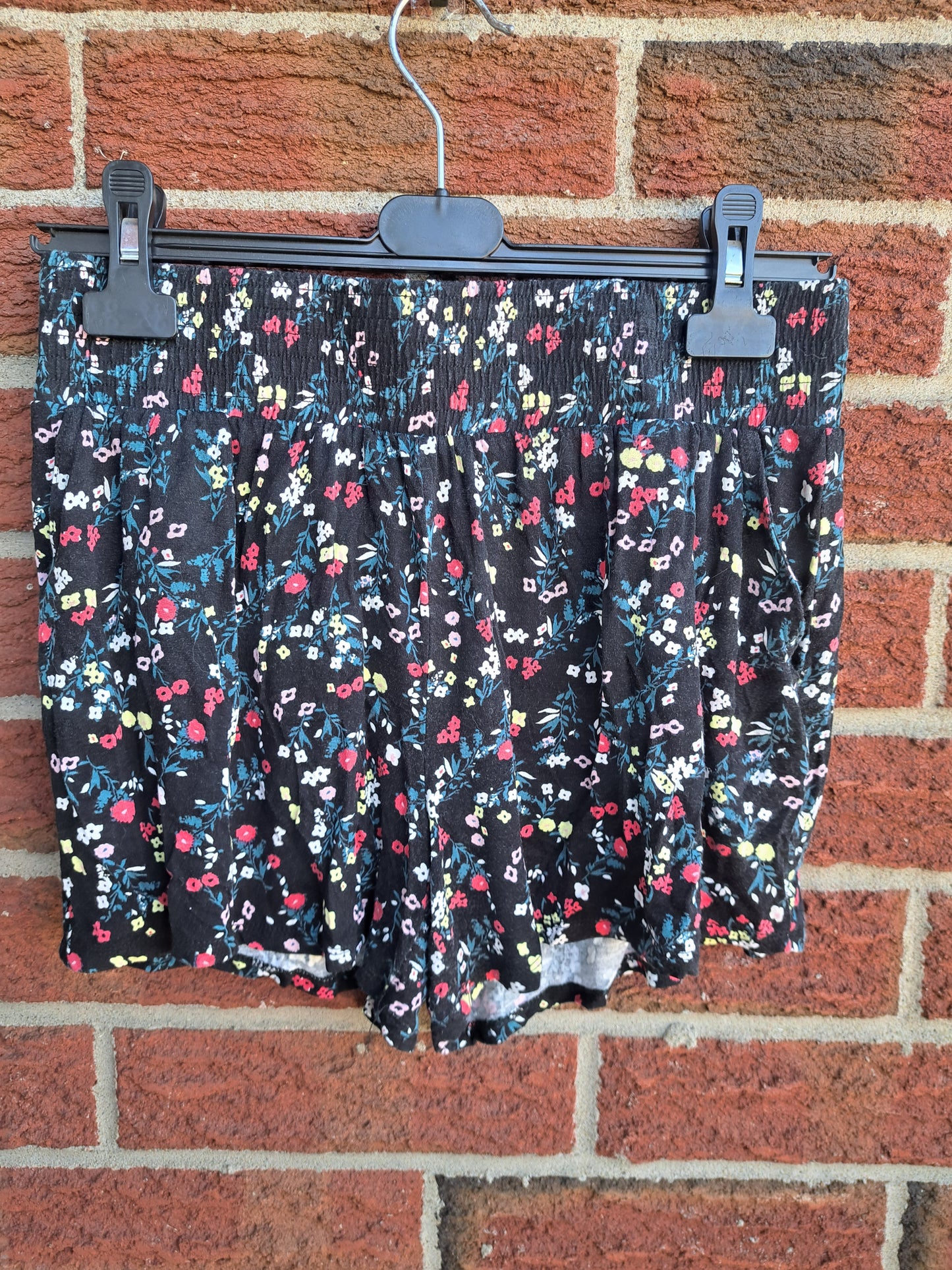 Short noir court fleuri
