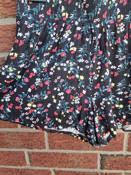 Short noir court fleuri