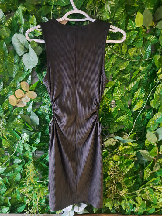 Robe noire sans manches avec ouvertures rondes sur les cotés