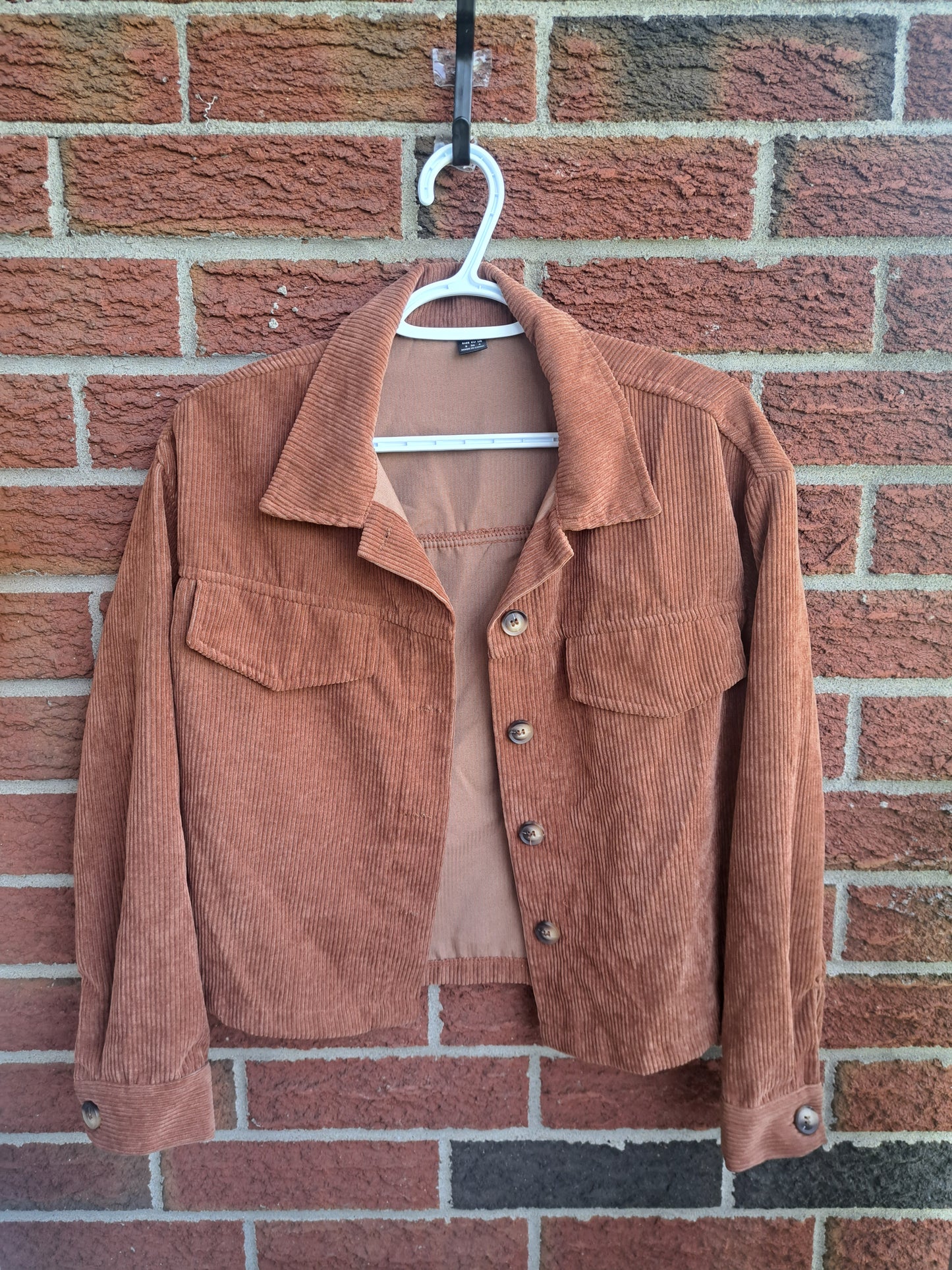 Veste orange avec boutons