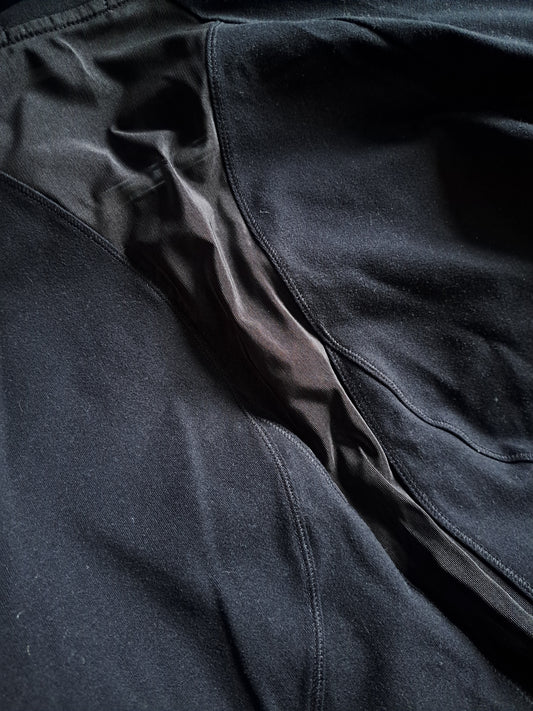 Veste de sport noire avec partie transparente dans le dos