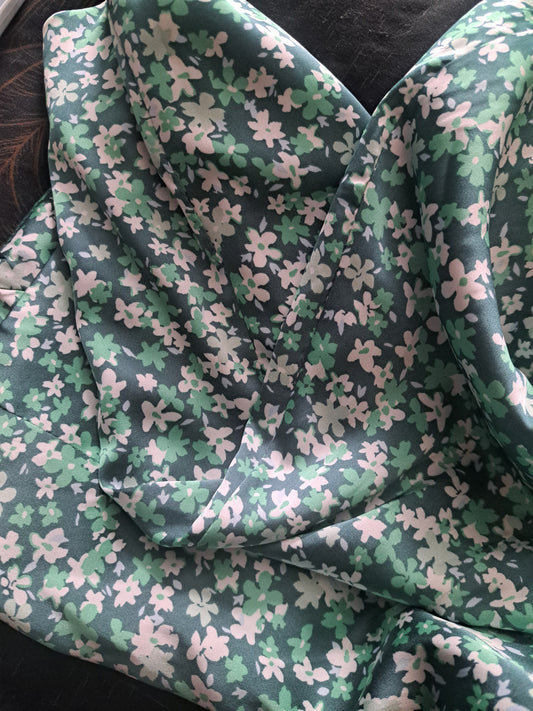 Robe verte courte à fines bretelles
