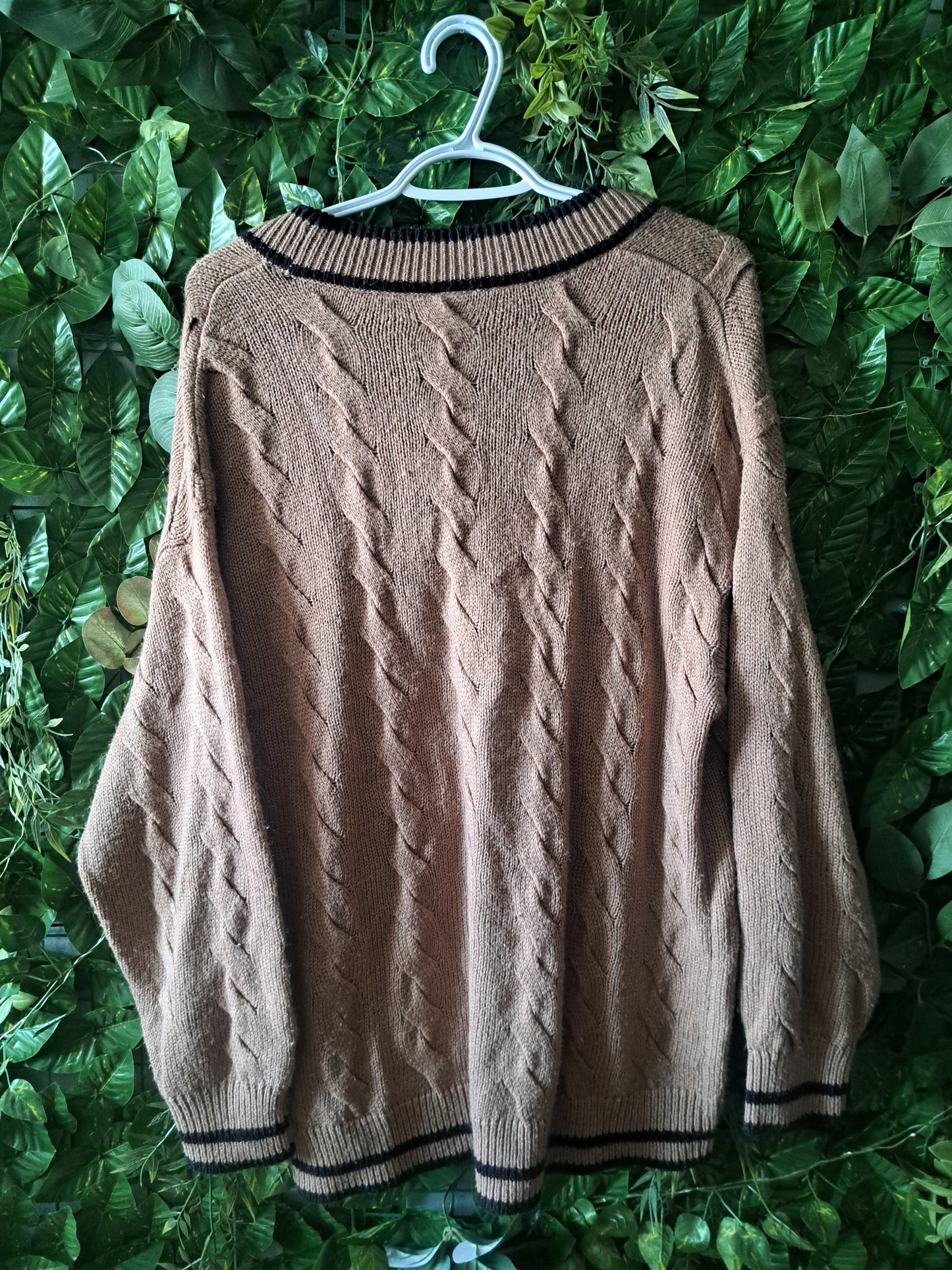 Chandail de laine beige à manches longues avec col en V
