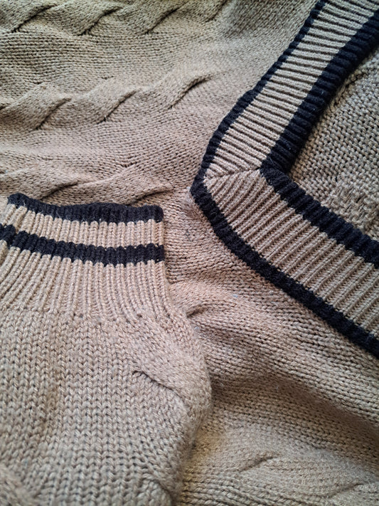 Chandail de laine beige à manches longues avec col en V