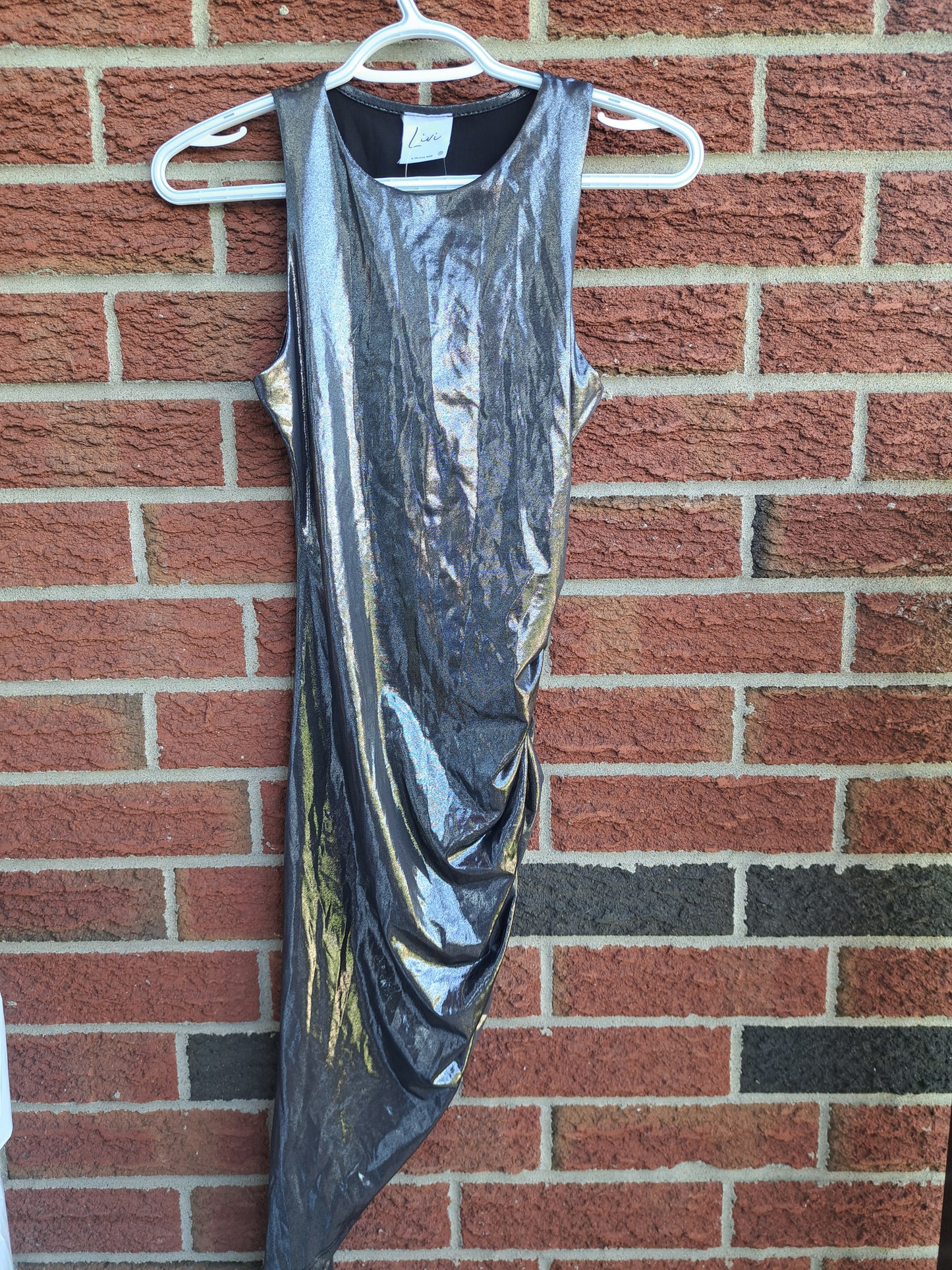 Robe métallique sans manche coupe asymétrique avec étiquettes