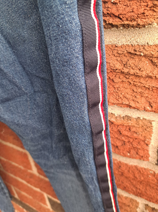 Jeans bleu avec bordure rouge sur les cotés