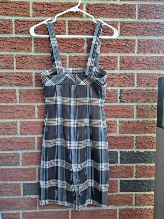 Robe à carreaux sans manches brune noir et blanche