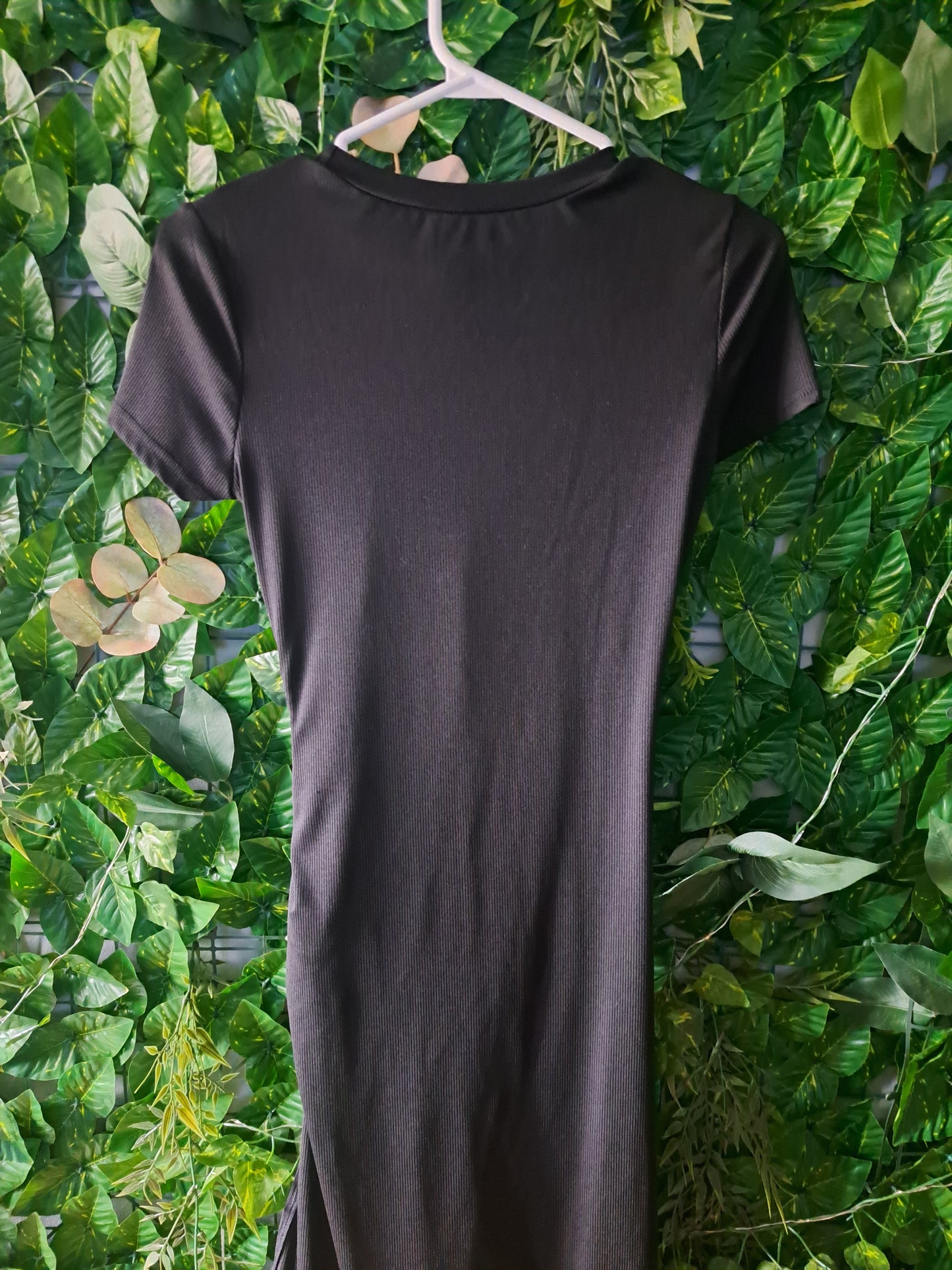 Robe noire à manches courtes