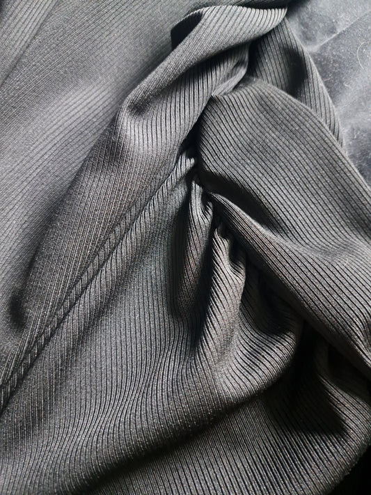 Robe noire à manches courtes