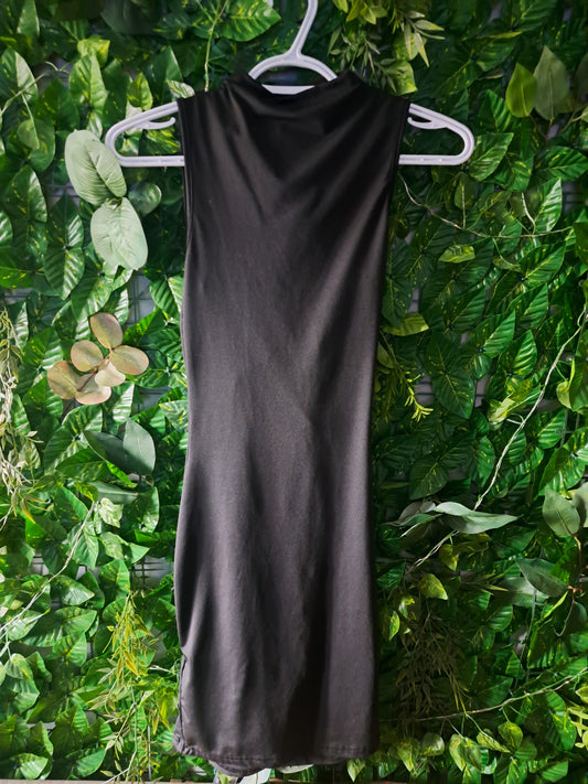 Robe noire sans manches à col haut