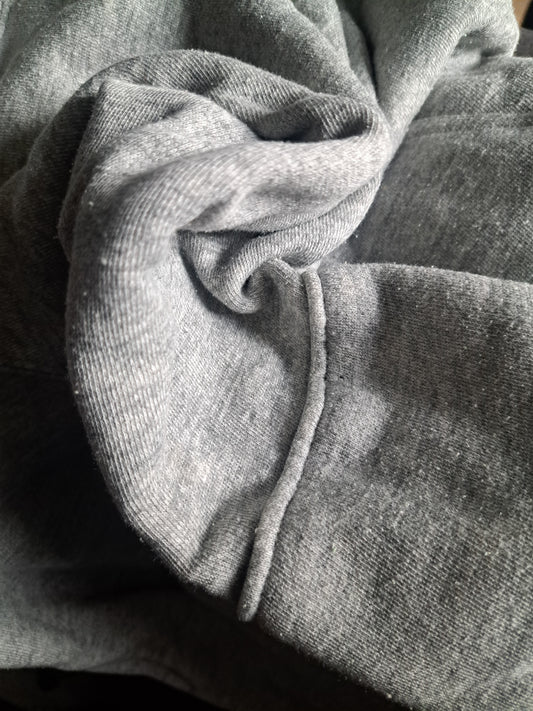 Hoodie gris pâle avec intérieur de capuchon noir
