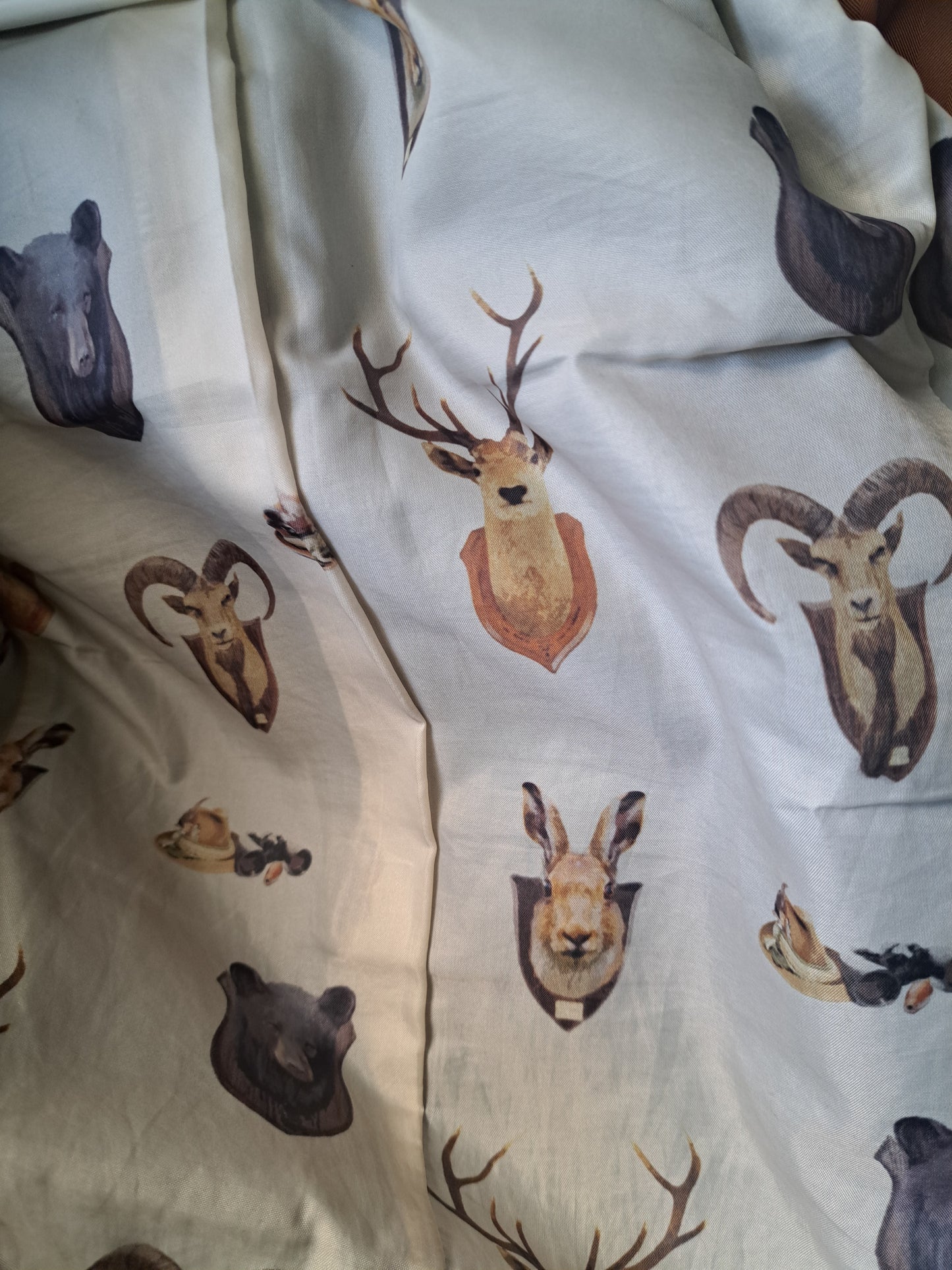Veston avec patchs sur les coudes et motifs d'animaux à l'intérieur