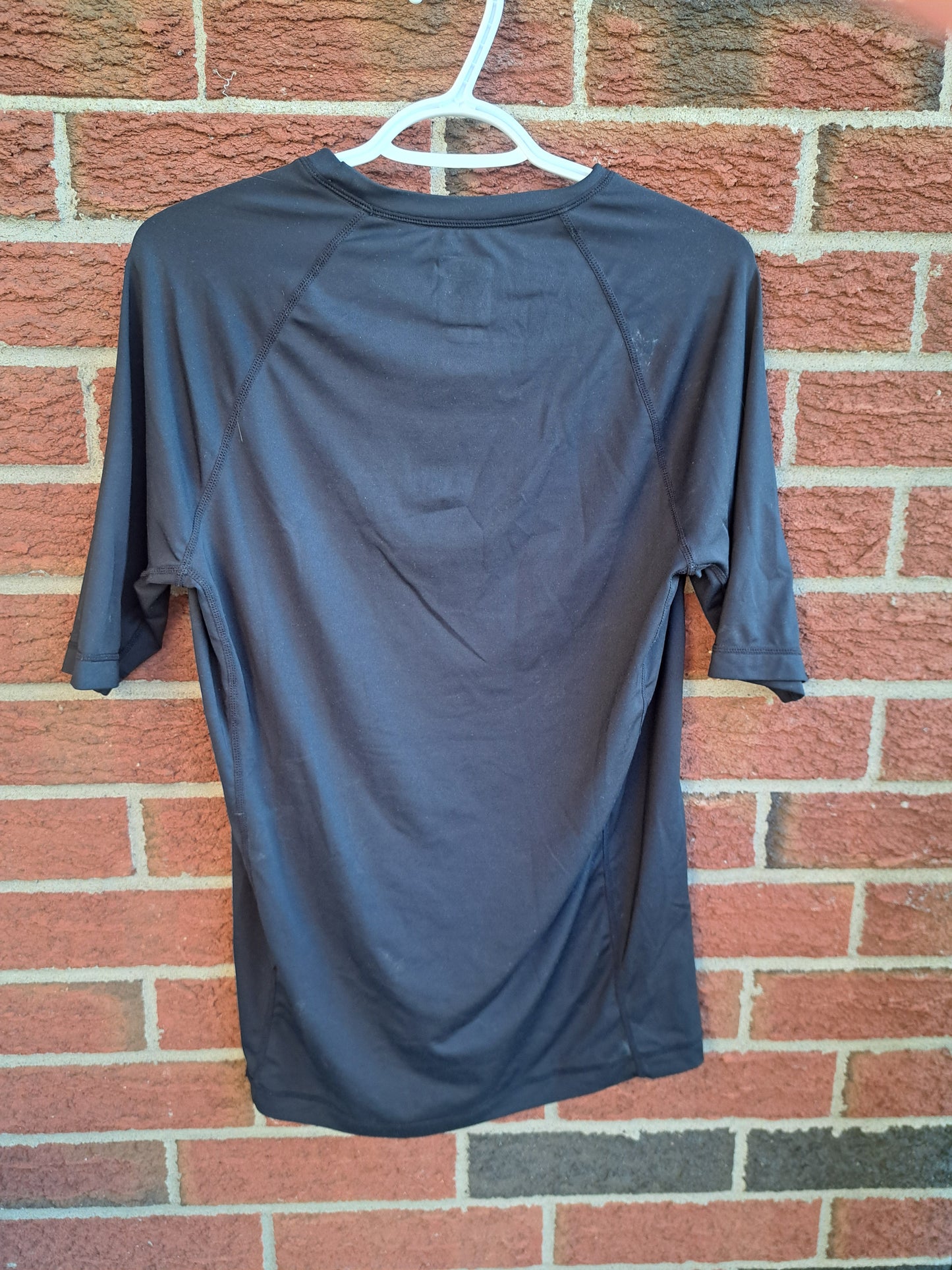 Chandail sport noir avec motifs armée