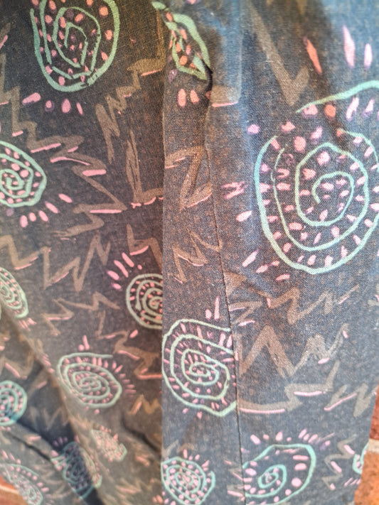 Chemise noire à manches courtes motifs spirales