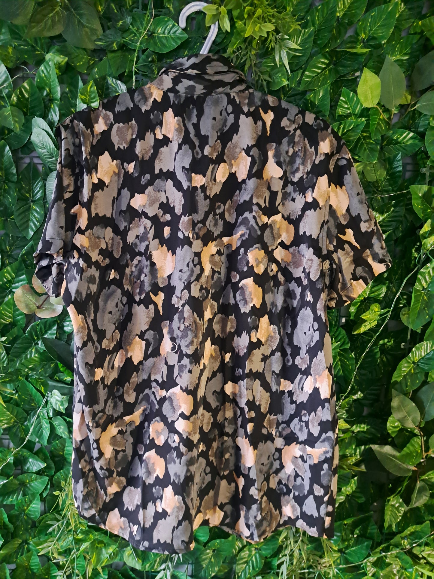 Chemise noire à manches courtes avec motifs gris