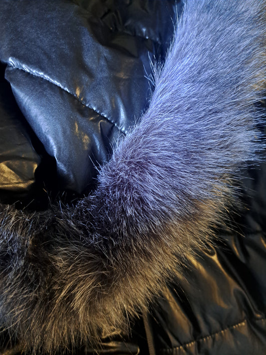 Manteau noir avec grand capuchon
