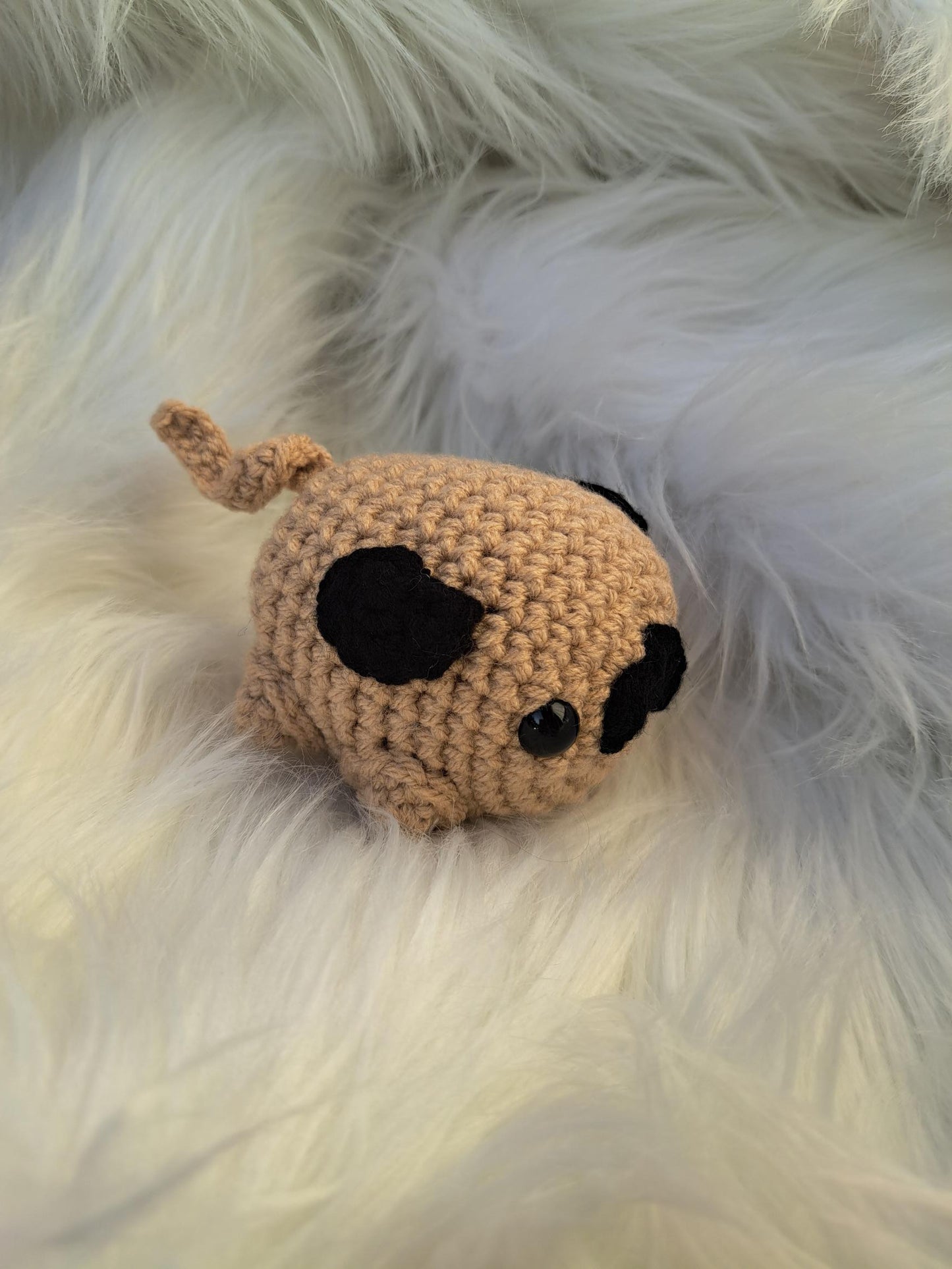 Pug en tricot fait à la main