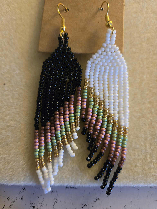 Boucles d'oreilles avec perles noires et blanches