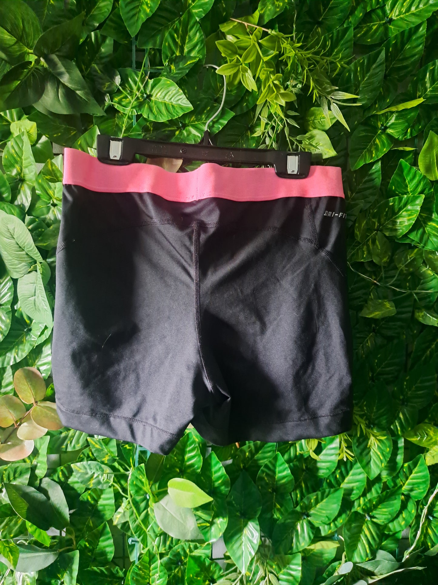 Short de sport noir avec bande rose Nike