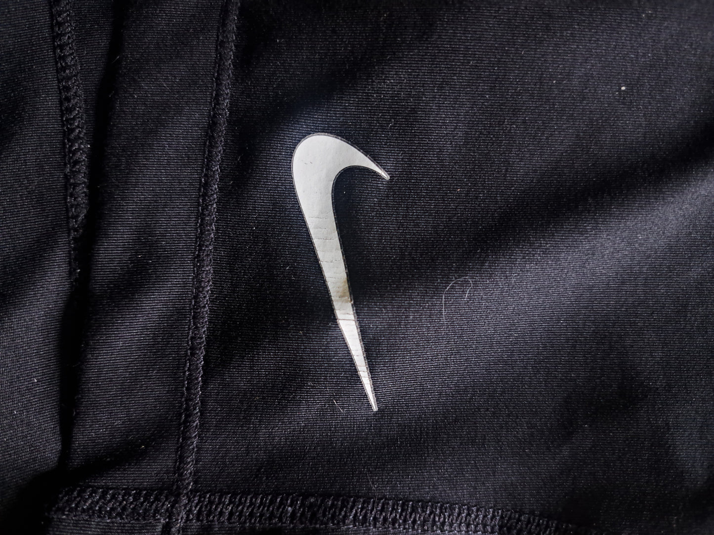 Short de sport noir avec bande rose Nike