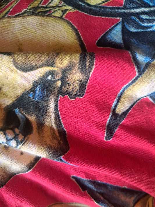 Camisole rouge avec motif requins et têtes