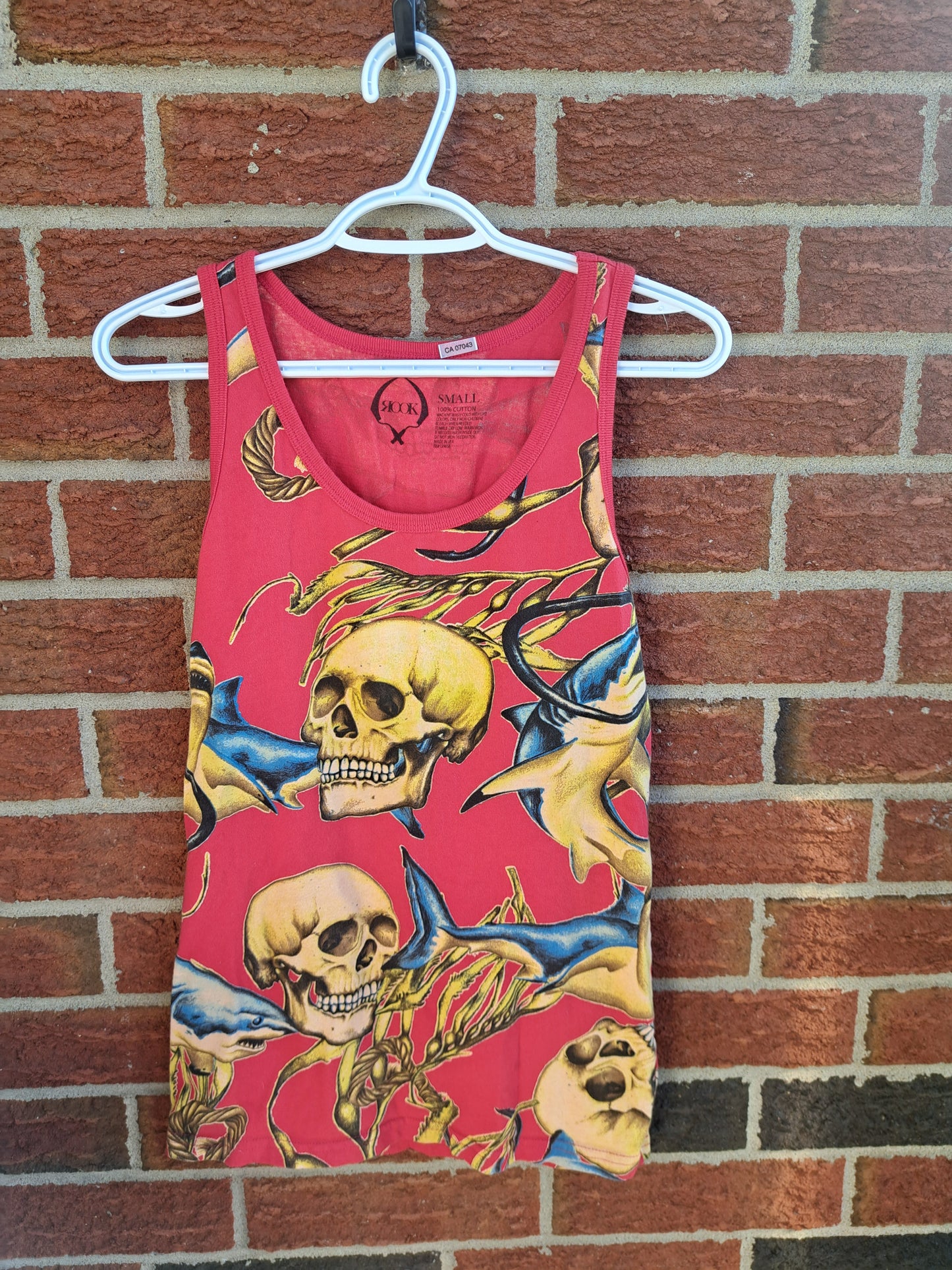 Camisole rouge avec motif requins et têtes
