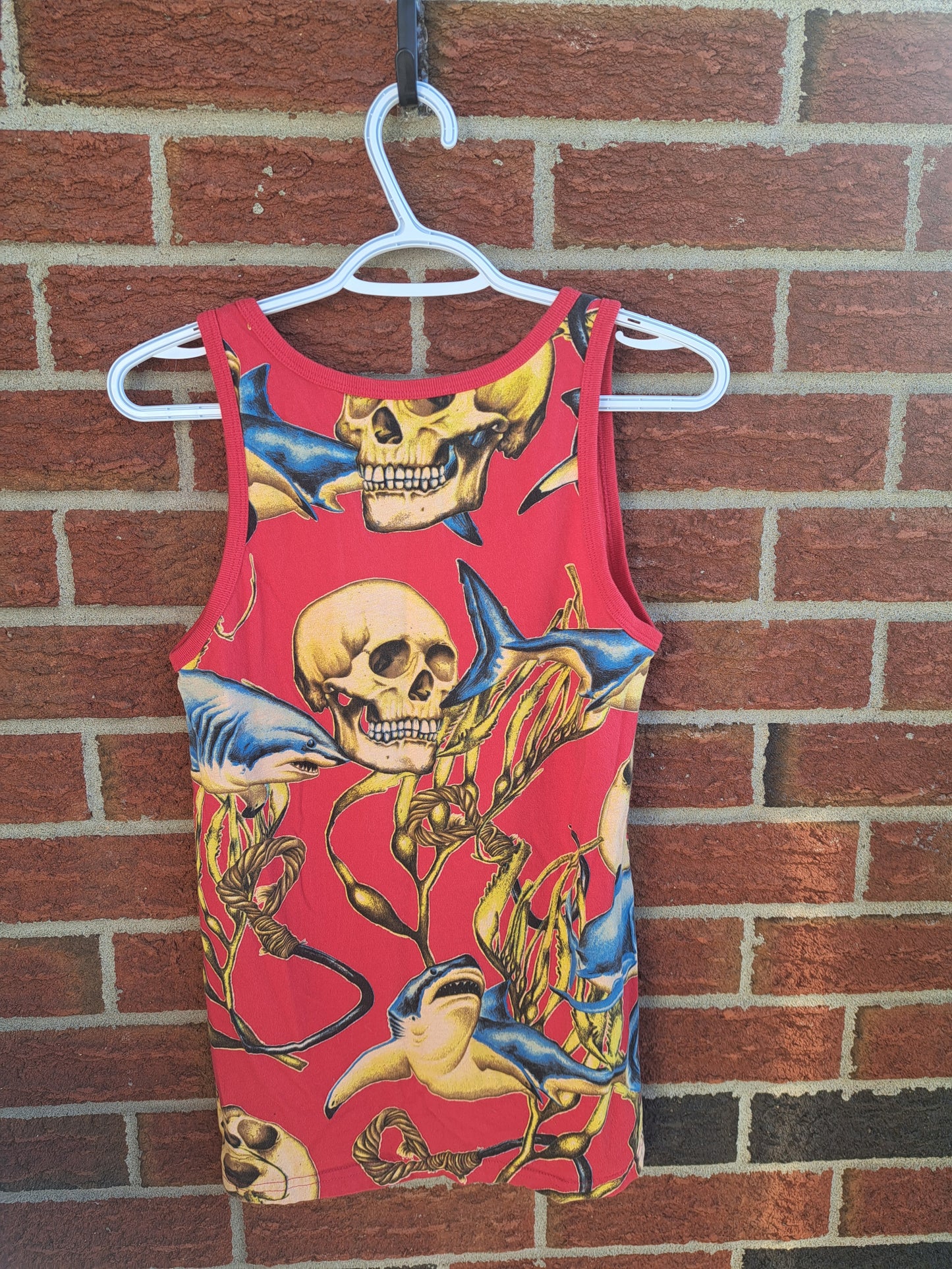 Camisole rouge avec motif requins et têtes