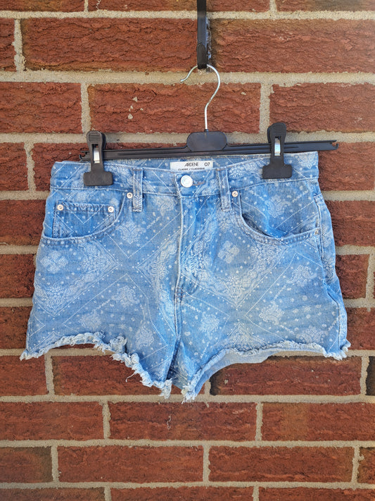Short courte en jeans avec motif blanc