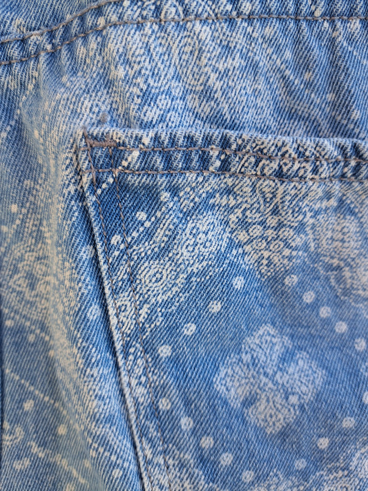 Short courte en jeans avec motif blanc