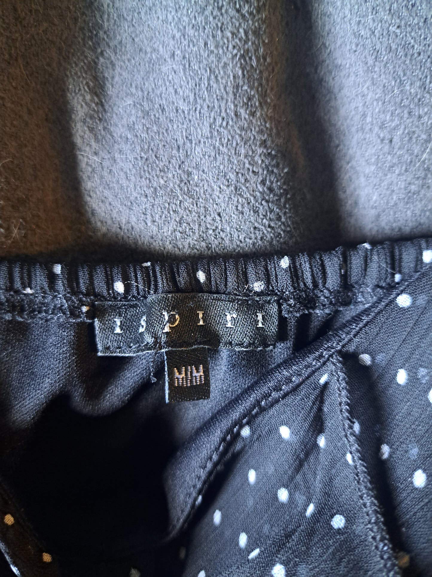 Camisole noire à pois avec volants