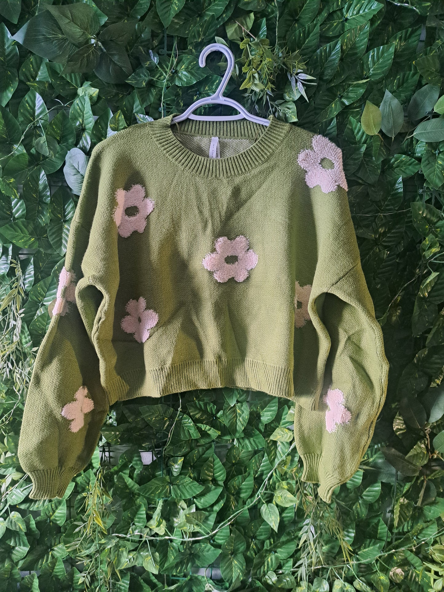 Chandail vert à manches longues avec fleurs blanches