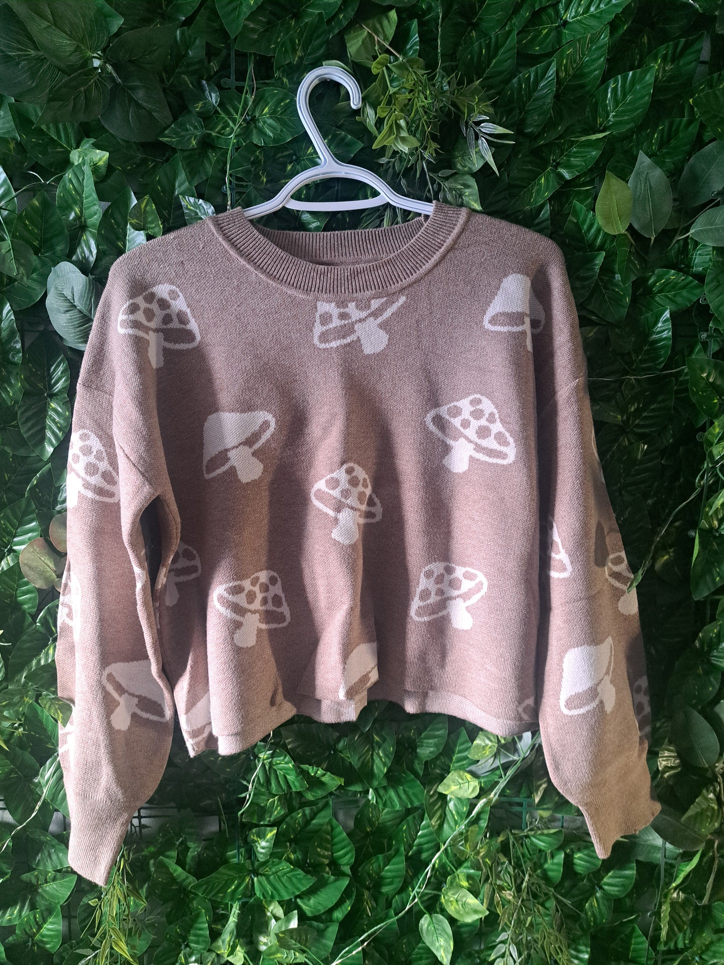 Chandail beige à manches longues avec motifs champignons