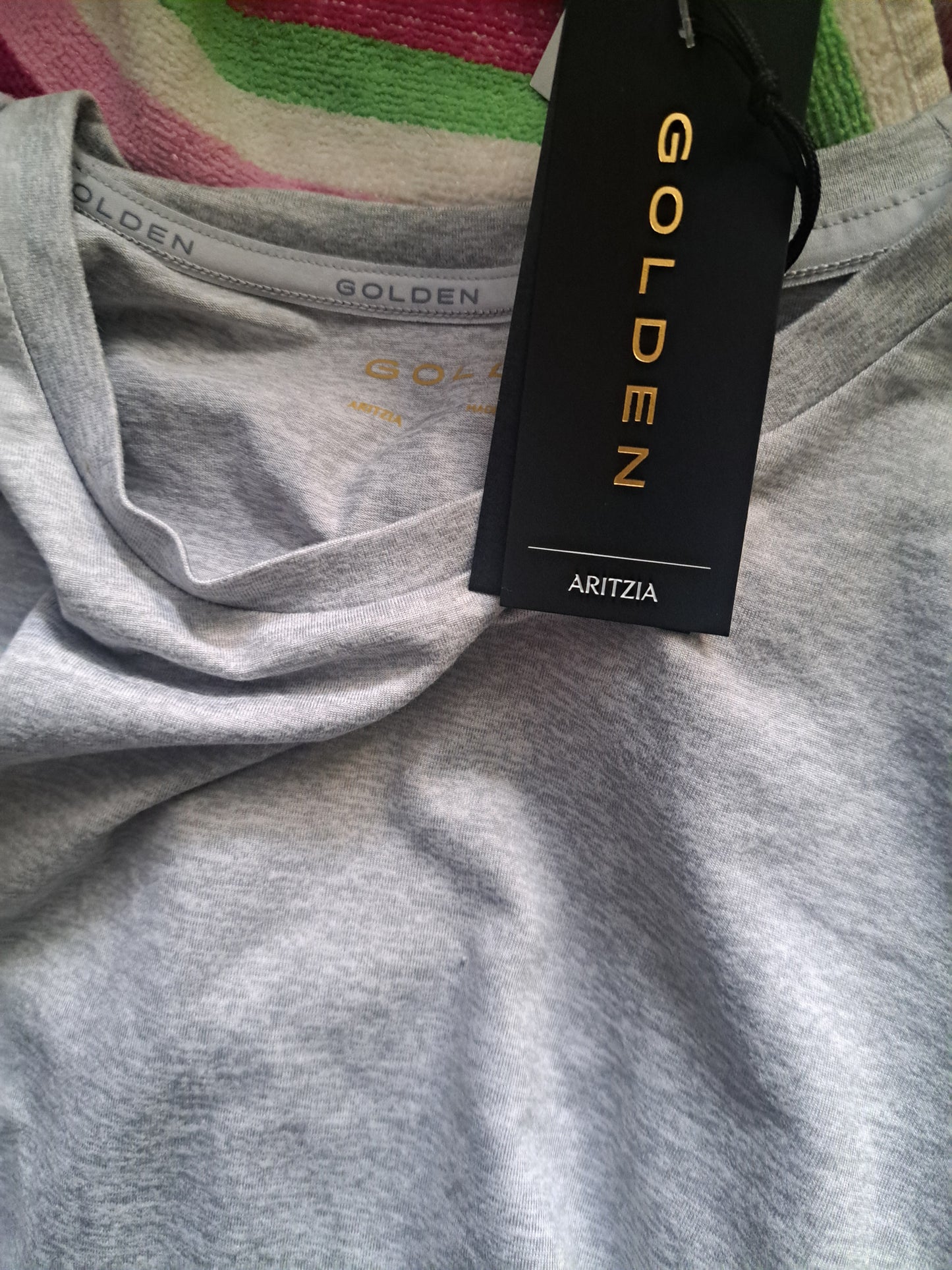 T-shirt gris pâle à manches courtes avec étiquette Aritzia