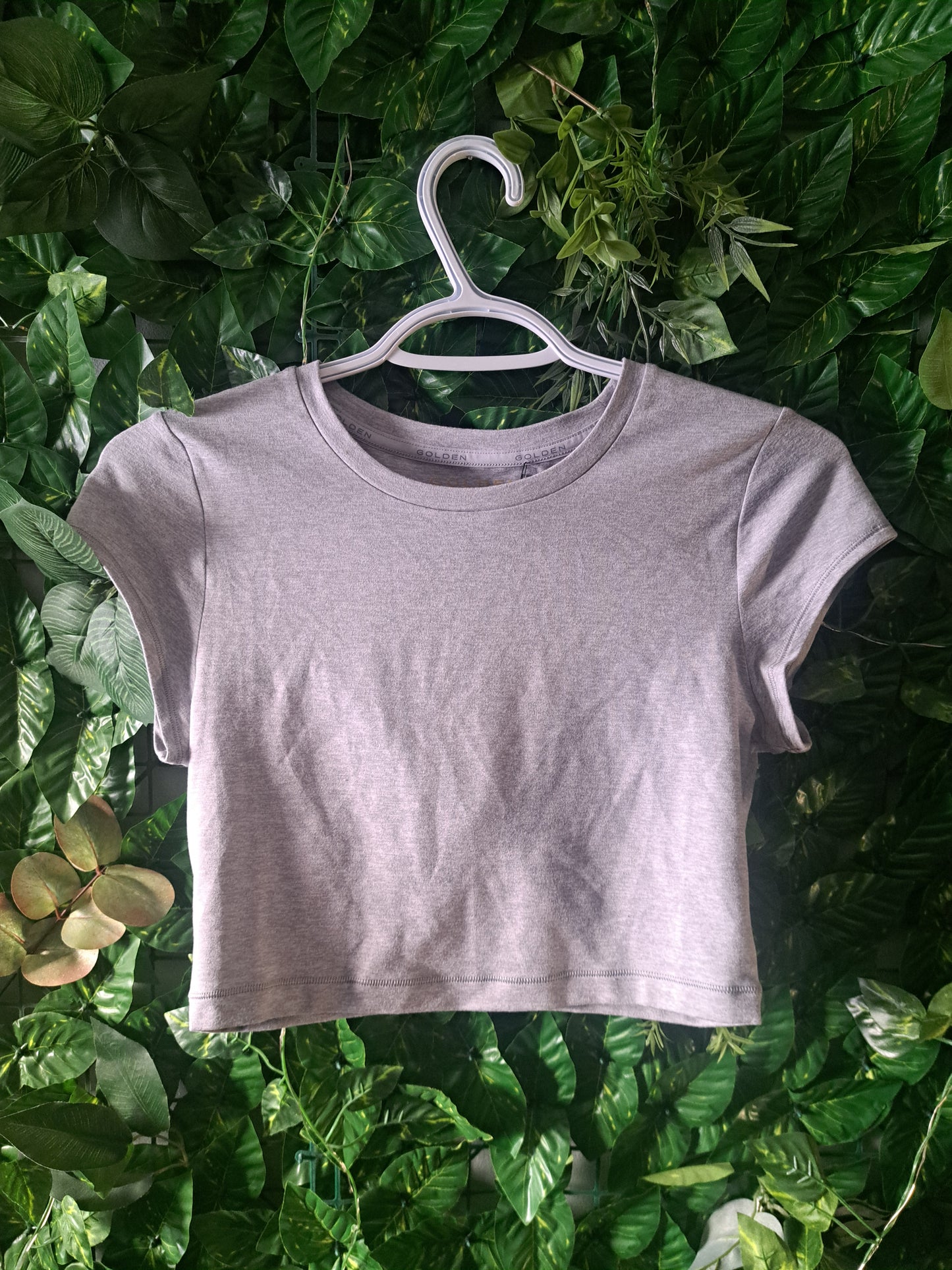 T-shirt gris pâle à manches courtes avec étiquette Aritzia