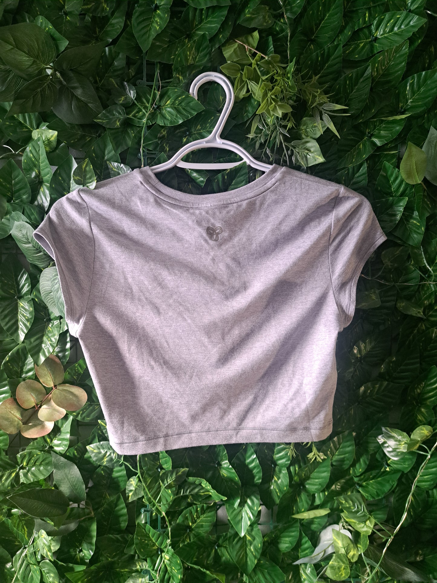 T-shirt gris pâle à manches courtes avec étiquette Aritzia