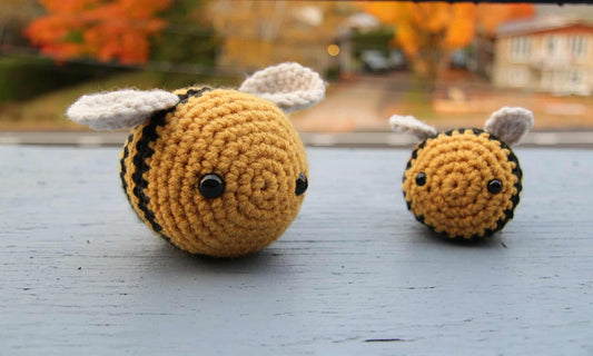 Grosse abeille tricotée à la main