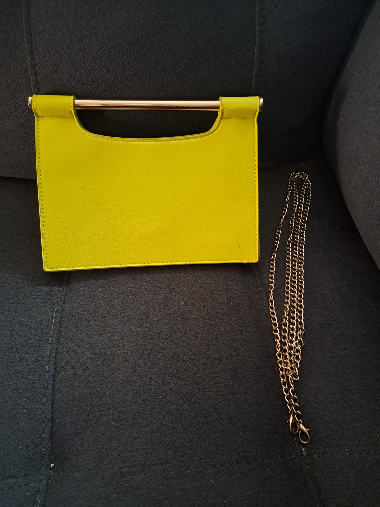 Sac à main jaune fluo avec chaine or