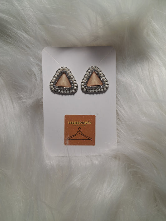 Boucles d'oreilles beige-rose avec faux diamants