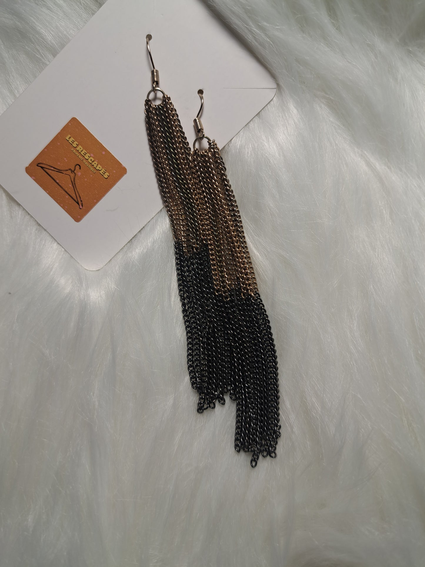 Boucles d'oreilles longues en métal noir et doré
