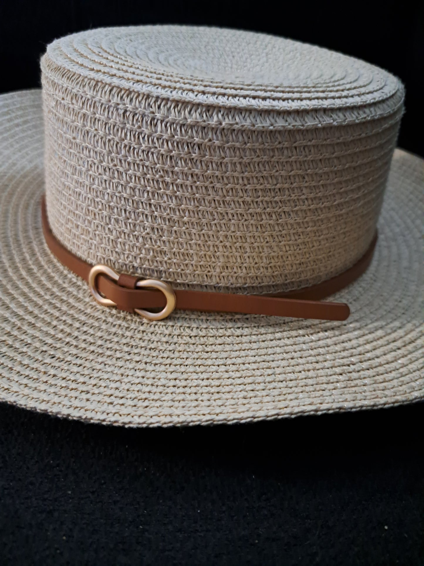 Chapeau rond style paille, beige et brun