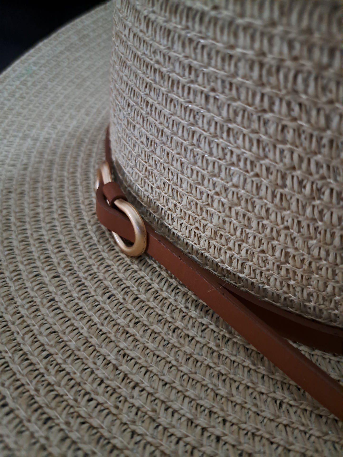 Chapeau rond style paille, beige et brun