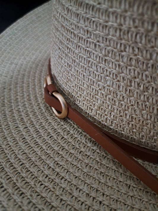 Chapeau rond style paille, beige et brun