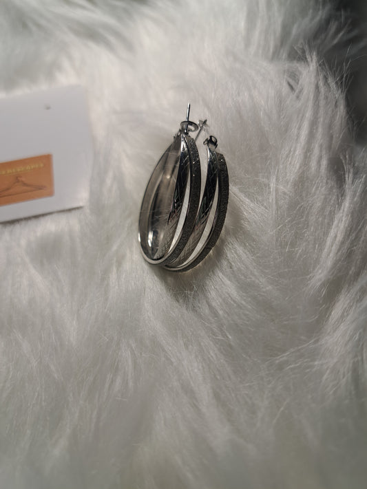 Boucles d'oreilles rondes argentés et brillantes