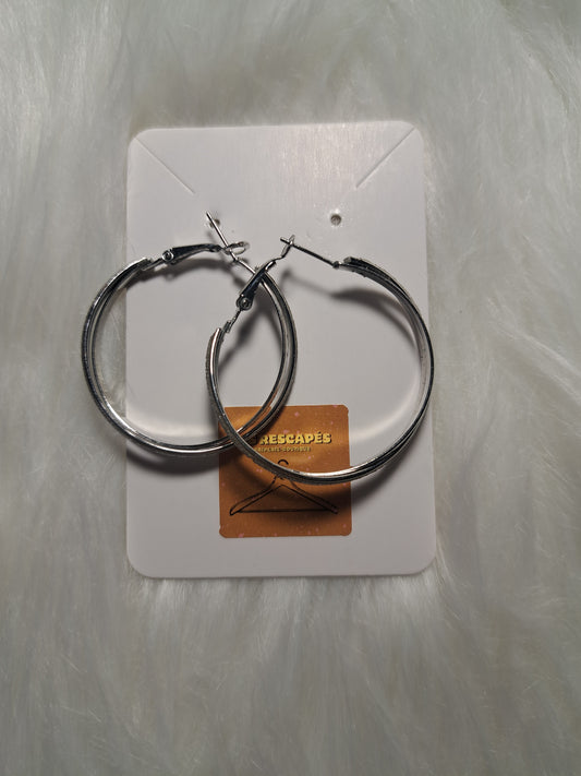Boucles d'oreilles rondes argentés et brillantes