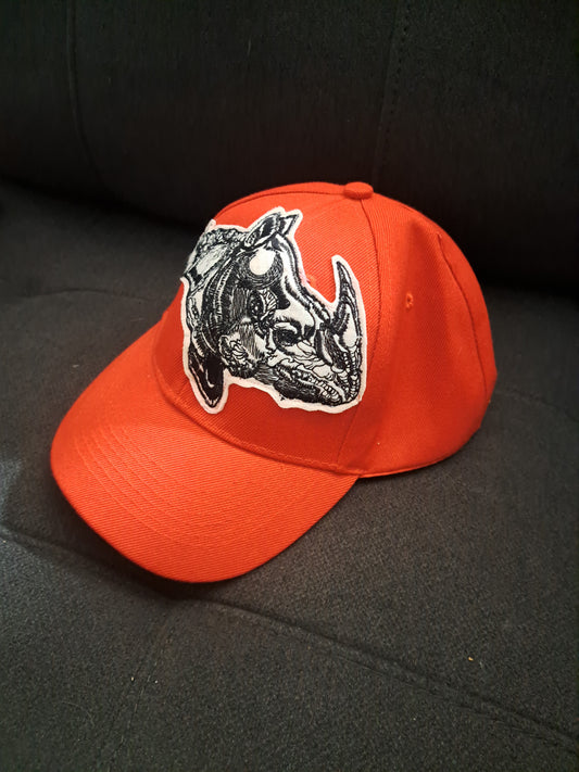 Casquette rouge avec motifs noir et blanc