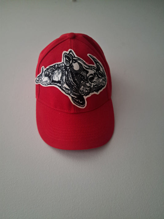 Casquette rouge avec motifs noir et blanc