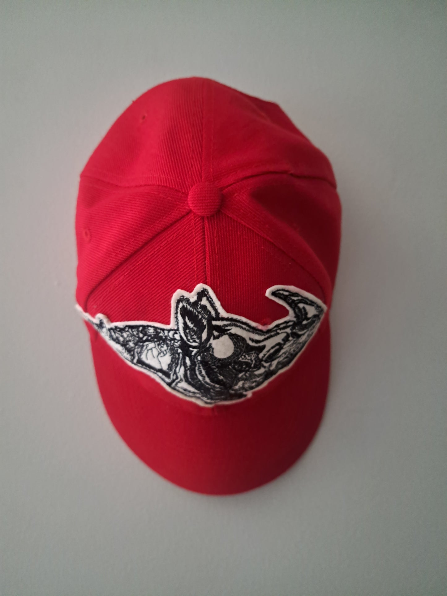 Casquette rouge avec motifs noir et blanc