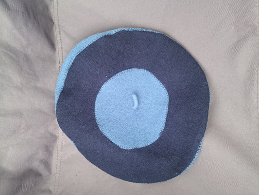 Béret bleu pâle et bleu foncé